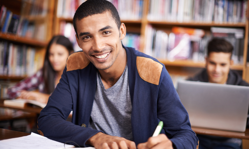 Adultos estudando inglês
