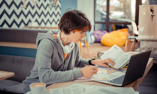 Adolescente estudando